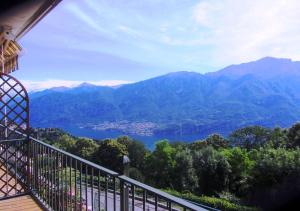 einen Balkon mit See- und Bergblick in der Unterkunft IL BALCONE SUL LAGO in Magreglio