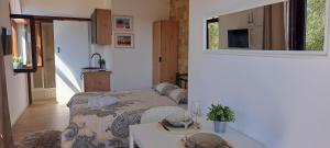 TV a/nebo společenská místnost v ubytování Studio apartment with sea view
