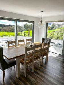 ein Esszimmer mit einem Holztisch und Stühlen in der Unterkunft Sneem Farmhouse in Sneem