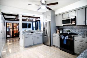 A cozinha ou cozinha compacta de Seaview Ave House-4BR/8PPL Retreat