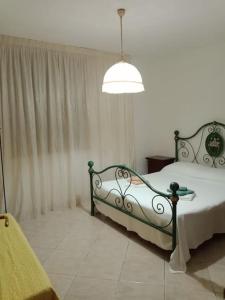 ein Schlafzimmer mit einem Bett und einer Hängeleuchte in der Unterkunft Cammini di Sale - inside the Salt Pans WWF Oasis - 5km far from Trapani in Torre Nubia