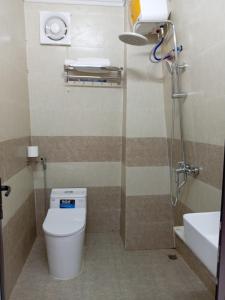 a bathroom with a toilet and a shower and a sink at Khu nghỉ dưỡng GOOD TIME in Ban Hin Lom