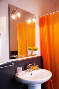マンテイガスにあるArcadas da Vilaのバスルーム(洗面台、鏡付)
