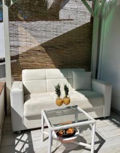 uma sala de estar com um sofá branco e uma mesa em Casa di vacanza "San Nicola" em Olbia