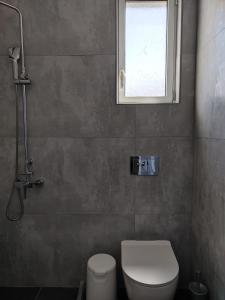 baño con aseo y ventana en Villa Katerina, en La Canea