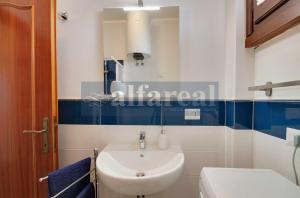 een badkamer met een witte wastafel en een toilet bij Elba in Castiglione della Pescaia