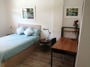 Schlafzimmer mit einem Bett, einem Tisch und einem Schreibtisch in der Unterkunft Ribera del Guadalquivir in Camas