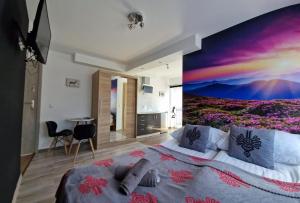 1 dormitorio con un mural de arco iris en la pared en Pokoje i apartamenty Wierchy Zakopane en Zakopane
