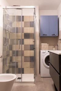 a bathroom with a shower and a washing machine at LaFilo Apartment 1 in Milan