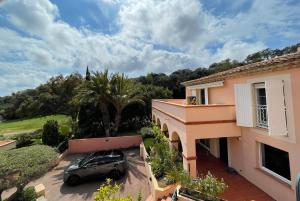 ein Auto, das in der Einfahrt eines Hauses geparkt ist in der Unterkunft Villa 49 Hameau des Greens in Sainte-Maxime + 38 Fotos