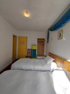 2 camas en una habitación con 2 camas sidx sidx sidx en La Fontaine - Chambres d'Hôtes en Olette