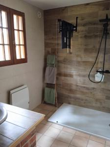 Ванная комната в Gite meublé avec étang en lisière de forêt.