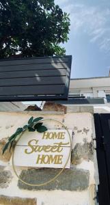 Una señal para un hogar dulce hogar en una pared en calm stone house elemm, en Kastoria
