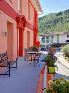 un patio avec des chaises et une table dans un bâtiment dans l'établissement La Fontaine - Chambres d'Hôtes, à Olette