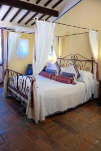 een slaapkamer met een hemelbed bij Locanda Del Molino in Cortona