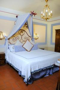 een slaapkamer met een hemelbed bij Locanda Del Molino in Cortona