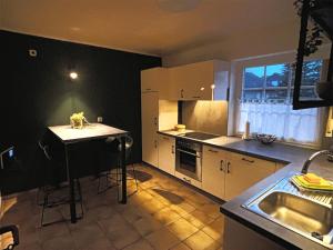 Kuchyň nebo kuchyňský kout v ubytování Ferienhaus am See