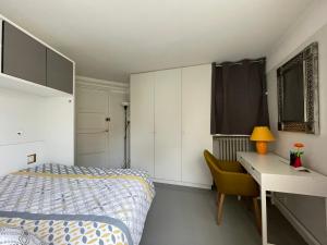 a bedroom with a bed and a desk and a table at BB 2 chambres en maison 15 minutes centre de Paris in Asnières-sur-Seine