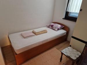 ein kleines Bett mit zwei Handtüchern darüber in der Unterkunft Ferienhaus in Klenovica mit Garten, gemeinsamem Pool und Terrasse und Panoramablick in Klenovica