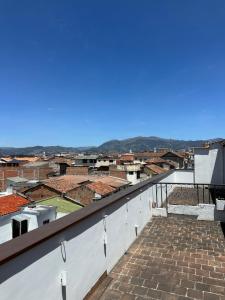 Blick auf eine Stadt vom Dach eines Gebäudes in der Unterkunft Loft NASS Atahualpa in Cuenca