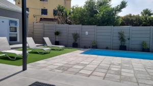 ケープタウンにあるInkantu Self-catering Apartmentsの裏庭(椅子付)、スイミングプール