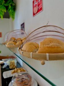 a bunch of breads on a glass shelf at Apto "Cantinho da Paula" in Maragogi