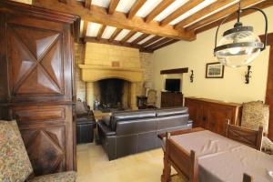 uma sala de estar com um sofá e uma lareira em Villa Joséphine - Maison de Charme à Beynac em Beynac-et-Cazenac