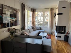 a living room with a couch and a table at BB 2 chambres en maison 15 minutes centre de Paris in Asnières-sur-Seine