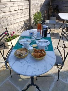 een blauwe tafel met eten erop bij Auberge du Vieux Tour in Canapville