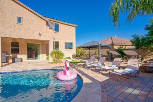 uma piscina com um flamingo rosa numa casa em King 5BR Tranquil Lux Retreat: Pool, Theater, Fun! em Phoenix