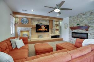 uma sala de estar com um sofá e uma lareira em King 5BR Tranquil Lux Retreat: Pool, Theater, Fun! em Phoenix