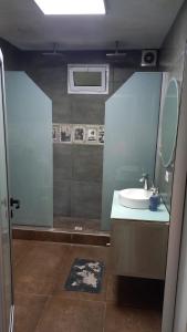 a bathroom with a sink and a mirror at Casa en Ybarlucea para familia hasta 7 personas in Ybarlucea