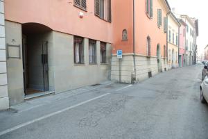uma rua vazia numa cidade com edifícios em Casa moderna nel centro di Imola em Imola