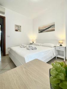 two beds in a room with white walls at Sea la Vie in Alghero
