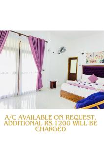 1 dormitorio con 1 cama con cortinas moradas en Heaven Breeze, en Kandy