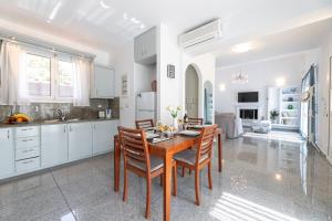 a kitchen and dining room with a table and chairs at Villa Kataleya in Svoronata