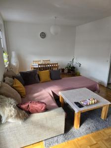 uma sala de estar com um sofá e uma mesa em Apartment nah am Strand in BreitungenWerra em Herrenbreitungen