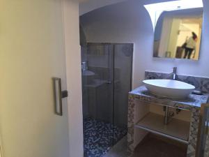 A bathroom at Acquadellarte B&B