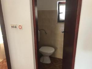 een kleine badkamer met een toilet en een raam bij Tolle Ferienwohnung in Privlaka mit Grill und Garten in Privlaka