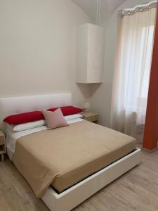 1 dormitorio con 1 cama en rojo y blanco en Guest House VATICAN MUSEUMS PARVA DOMUS, en Roma