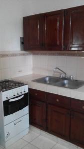 Kuchyň nebo kuchyňský kout v ubytování Residencial Estephany