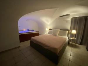 A bed or beds in a room at Acquadellarte B&B