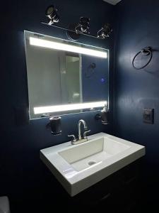 a bathroom with a sink and a mirror at Hermoso Descanso en Coyoacán in Mexico City