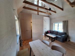 una sala de estar con un sofá y una mesa en Lou-krówka, en Taszów