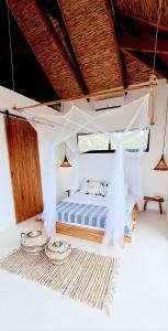 1 dormitorio con 1 cama con mosquitera en Karula Sand Villas - Coral Villa - Barra Beach, Inhambane, Mozambique, en Inhambane