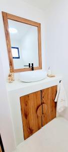 y baño con lavabo y espejo. en Karula Sand Villas - Coral Villa - Barra Beach, Inhambane, Mozambique, en Inhambane