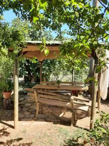 eine Holzbank unter einem Pavillon in der Unterkunft Affittacamere la Casella Monteriggioni in Monteriggioni
