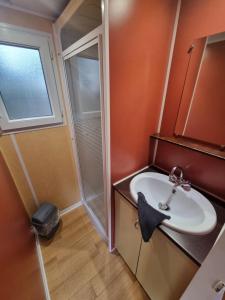 Koupelna v ubytování Camping L'Orée des Cévennes + 37 fotografií