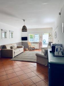 un soggiorno con due divani e un tappeto di Itaca Experience Playa do Cabedelo a Viana do Castelo