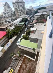 - un court de tennis dans une rue d'une ville dans l'établissement Duplex Ophélie, à Saint-Denis